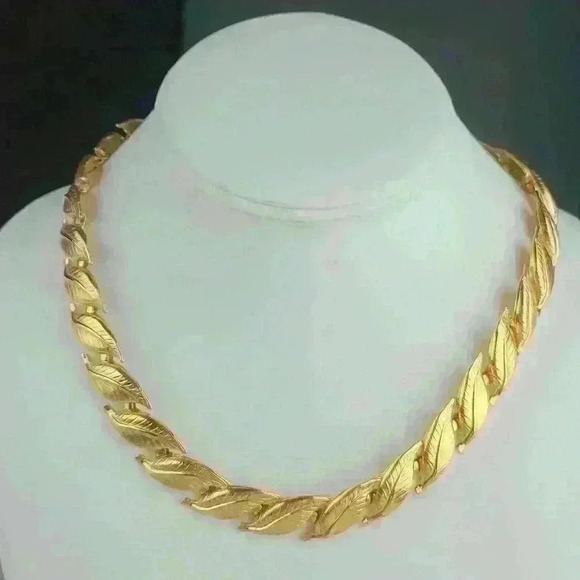 Vintage Napier Gold-toned necklaces set of 3 - Picture 3 of 16